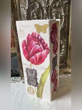 Tulip storage box
